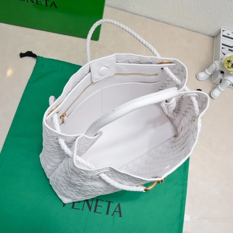 The 2023 new Andiamo batch of 2260 BV has been shipped‼ ️Really popular🔥The new Andiamo woven handbag launched by Bottega Veneta this season is really popular all over the world! ! Celebrities at home and abroad have worn it, and Oscar-winning actress Michelle Yeoh has taken it out on the street. Song Jia, Trai Yara, Yu Feihong, Sanji Ayaka, Rosie Hunting-Whiteley, Yoshioka Riho, etc. have all picked up this bag. It is classic and versatile, showing off its temperament, and the bag capacity is also large, which is very convenient for daily commuting! ! A variety of carrying methods, the shoulder straps can be adjusted by yourself, the original lambskin feels soft and delicate, and the unisex style breaks gender boundaries and brings a more practical and longer-lasting use experience. Andiamo, which has both elegant and casual styles, perfectly interprets the true appearance of "fashionable old money style". Style number: 8463 Size: 32*24*12